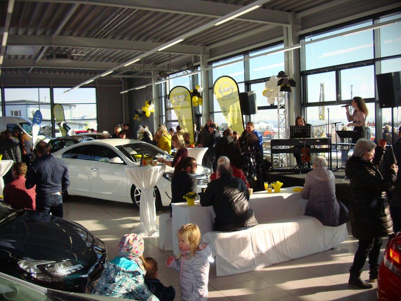 Volles Haus bei der Eröffnung des Opel zertifizierten Gebrauchtwagenzentrums