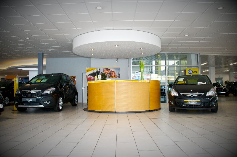 Autohaus Thiede Verkaufsraum mit Neu-und Gebrauchtwagen