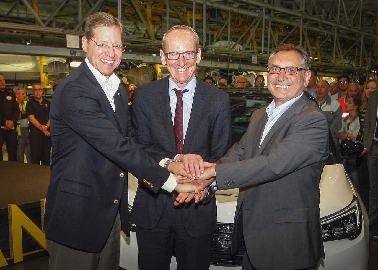 Starkes Trio: Phil Kienle, Vice President Global Manufacturing, Opel CEO Dr. Karl-Thomas Neumann und Antonio Cobo, Werksleiter Saragossa und Geschäftsführer von Opel in Spanien starten die Produktion des Crossland X.