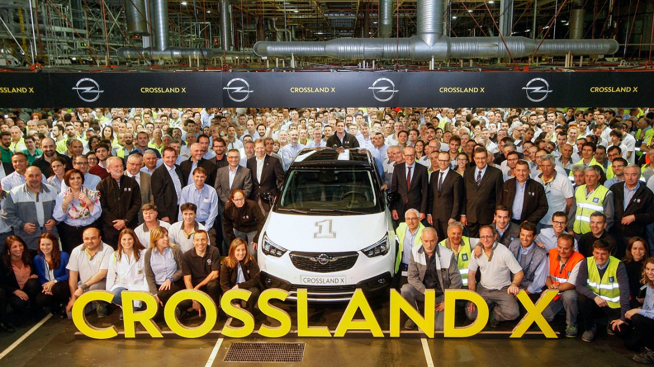 Feierstunde Rund Tausend Mitarbeiter Des Opel Werks Saragossa Feiern In Anwesenheit Von Opel Chef Dr Karl Thomas Neumann Sowie Von Medienvertretern Den Produktionsstart Des Neuen Opel Crossland X Autohaus Thiede Gmbh