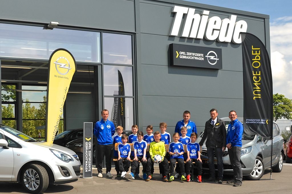 Sportjugendförderung Opel Thiede Schöningen sponsert TSV Germania F1 Jugend neue Textilien TSV Germania F-Jugend Sponsoring Autohaus Opel Thiede Schöningen
