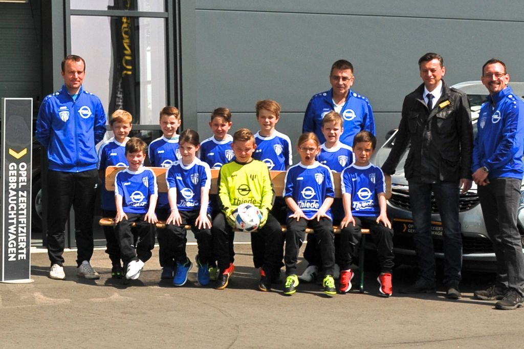 Sportjugendförderung Opel Thiede Schöningen sponsert TSV Germania F1 Jugend neue Textilien TSV Germania F-Jugend Sponsoring Autohaus Opel Thiede Schöningen