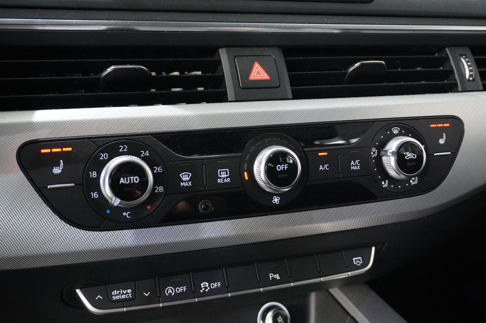Fahrzeugabbildung Audi A4 Avant 2.0 TFSI SPORT ULTRA NAVI/LED/SHZ/AHK