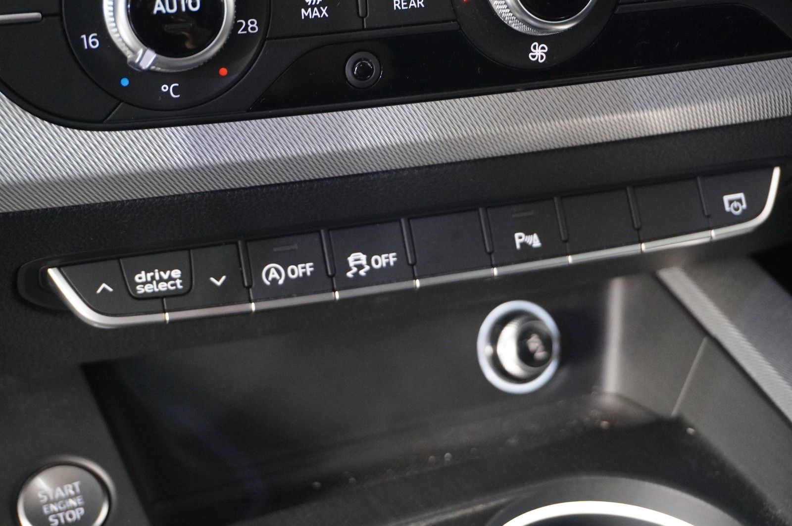 Fahrzeugabbildung Audi A4 Avant 2.0 TFSI SPORT ULTRA NAVI/LED/SHZ/AHK