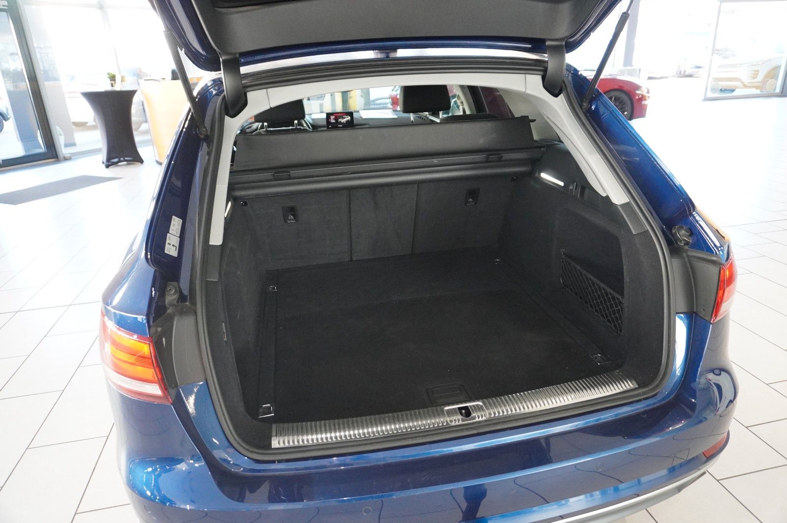 Fahrzeugabbildung Audi A4 Avant 2.0 TFSI SPORT ULTRA NAVI/LED/SHZ/AHK